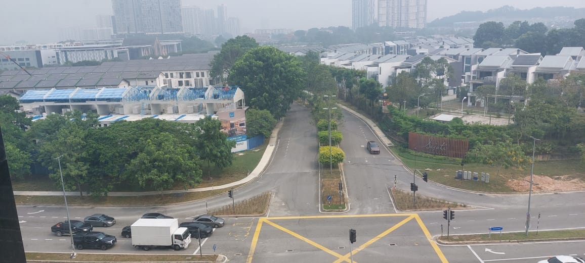 FACING MAIN ROAD, LARGE UNIT, PRICED TO RENT FAST - Image 10