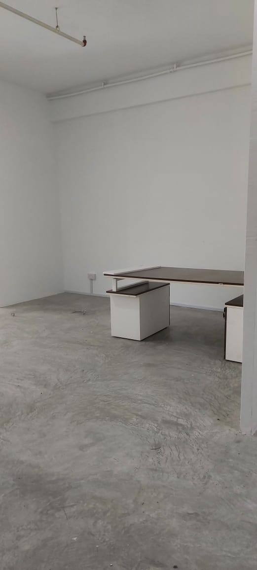 FACING MAIN ROAD, LARGE UNIT, PRICED TO RENT FAST - Image 5