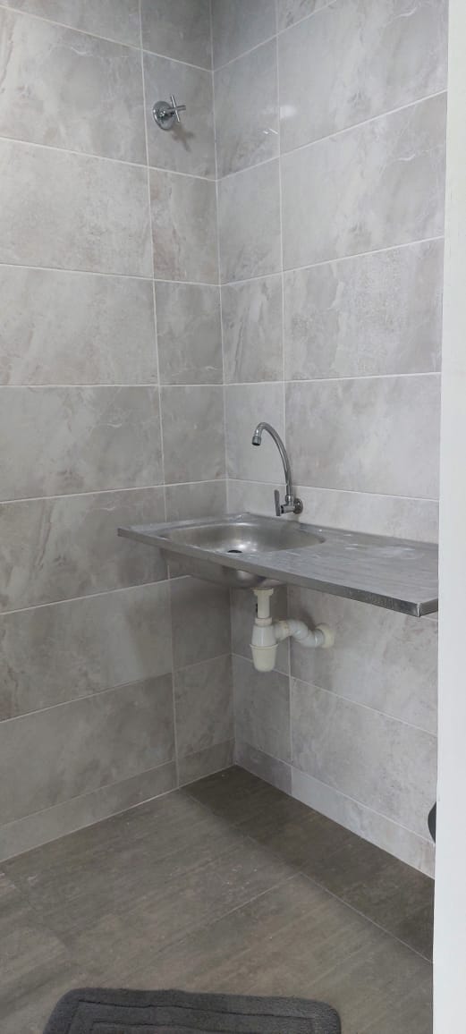 FACING MAIN ROAD, LARGE UNIT, PRICED TO RENT FAST - Image 8