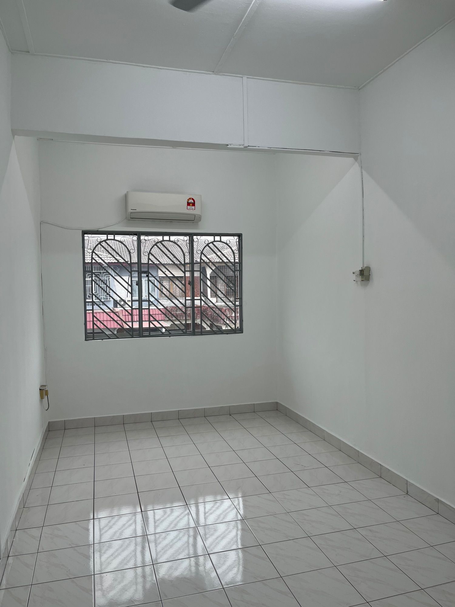 Master bedroom - Newly painted Double Storey 18x55ft House in Taman Klang Utama, Klang - Image 15