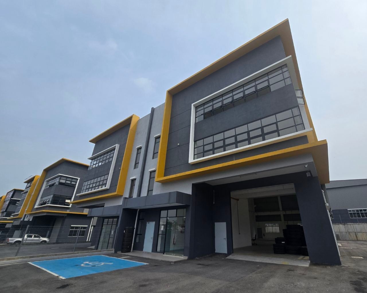 CORNER LOT 3 STOREY SEMI DETACH WAREHOUSE FACTORY XME NILAI - Image 1