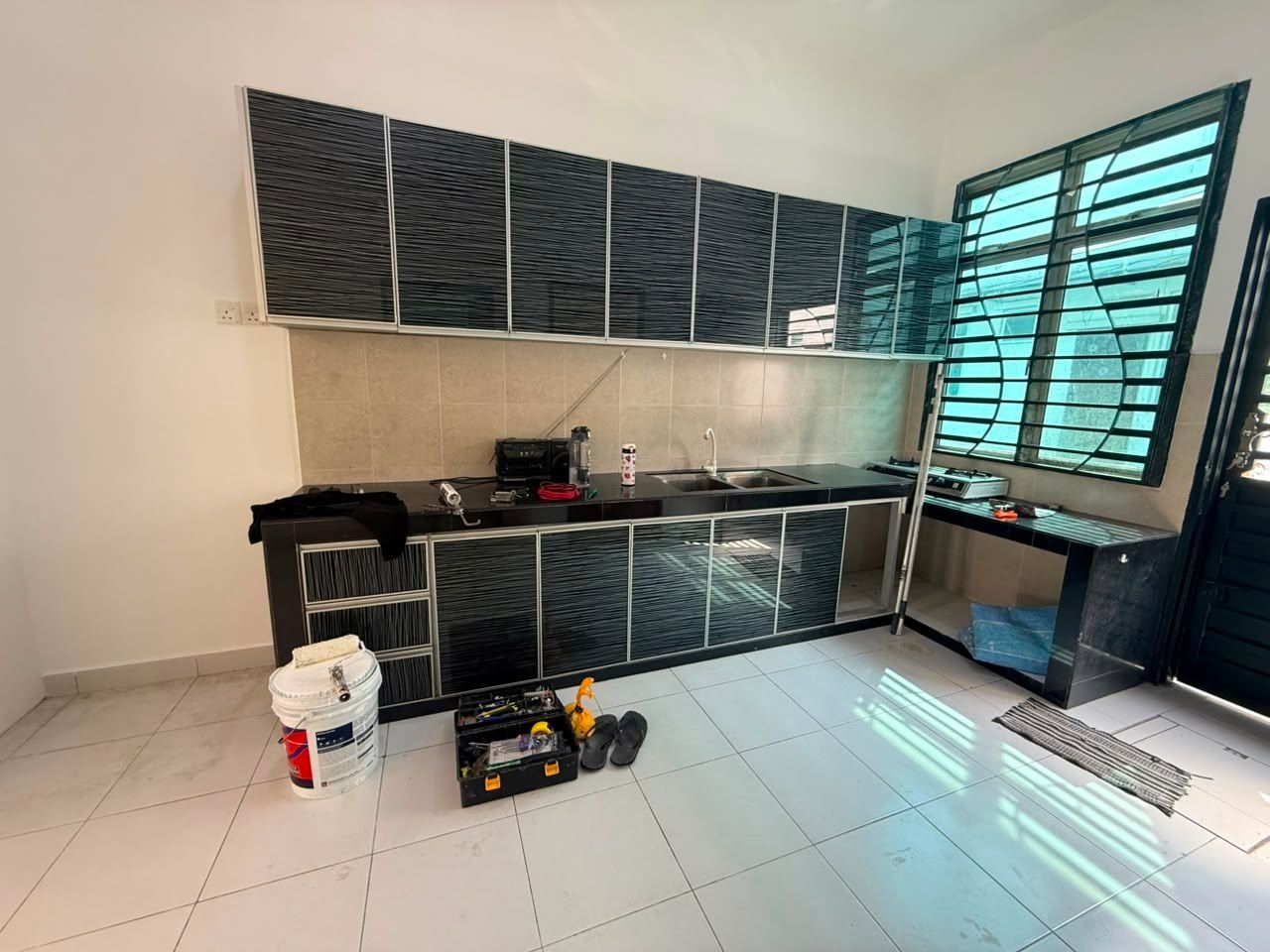 Kitchen - Fully Renovated Double Storey Terrace House for Sale @ Taman Scientex Senai | Freehold | RM488K - Image 3