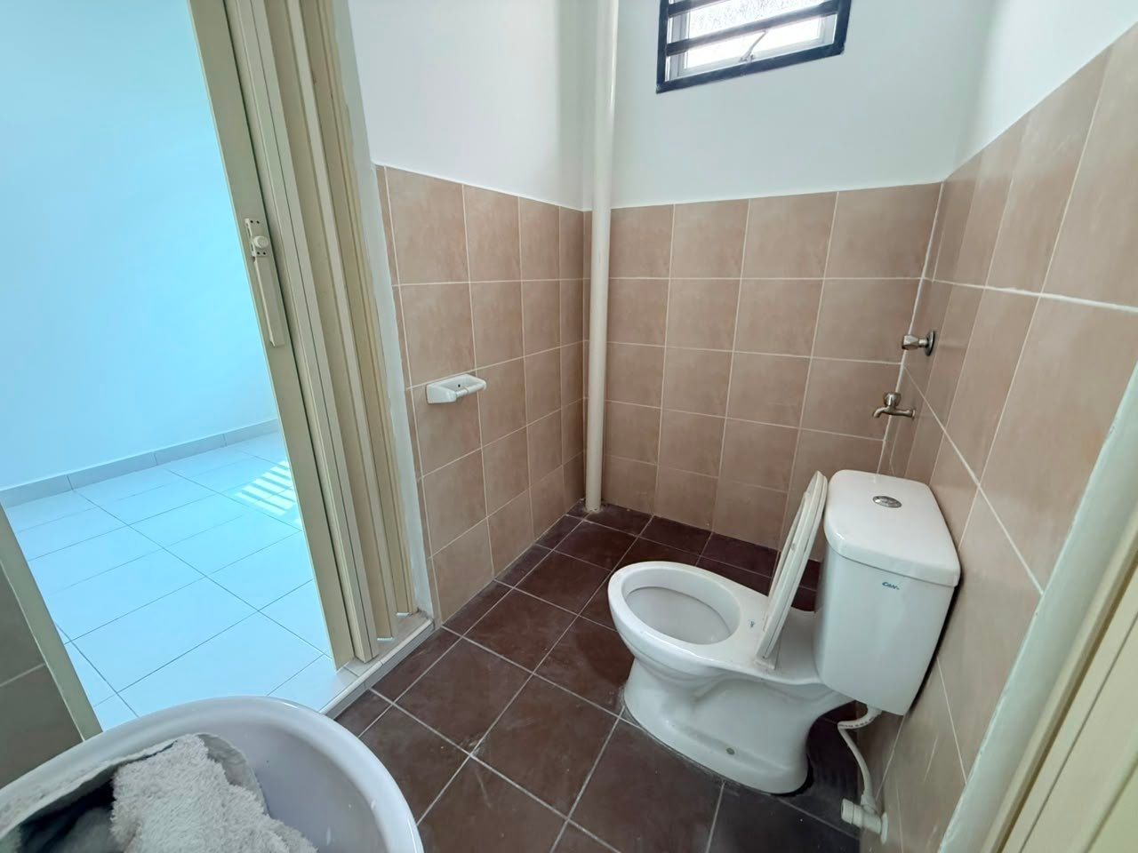 Bathroom - Fully Renovated Double Storey Terrace House for Sale @ Taman Scientex Senai | Freehold | RM488K - Image 10