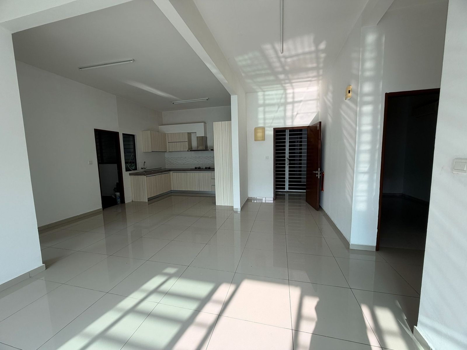 Dining, kitchen and entrance view