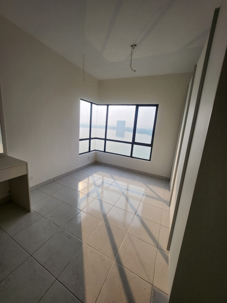 Master room with Lake's View and Built in Wardrobe