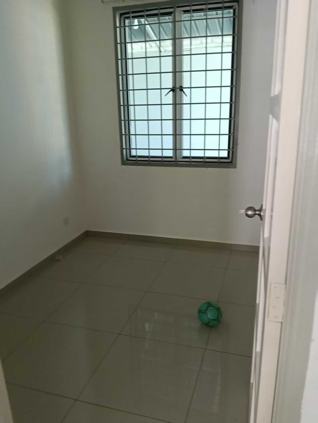 4 bedroom for rent in pasir panjang - Image 8