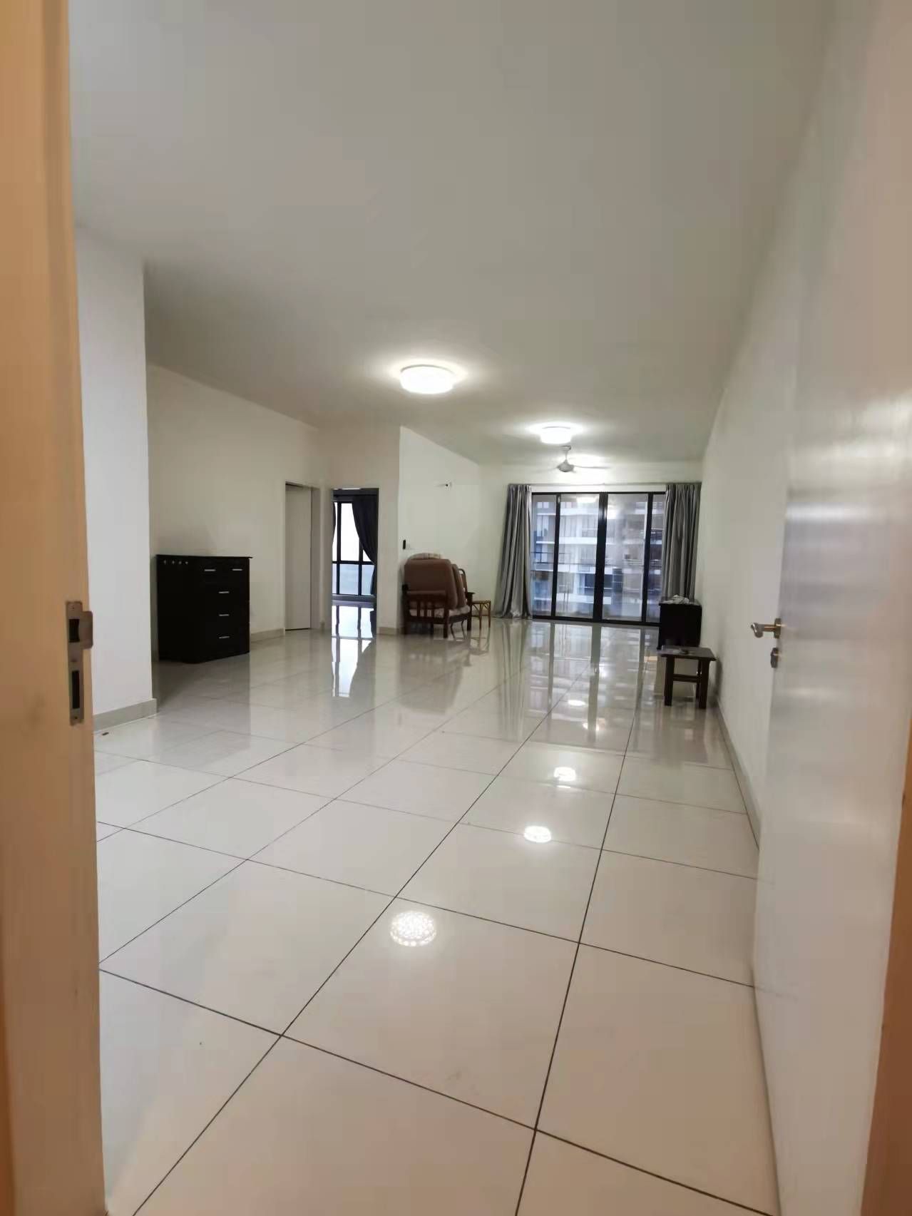 Spacious 3 Bedrooms in You City - Image 2