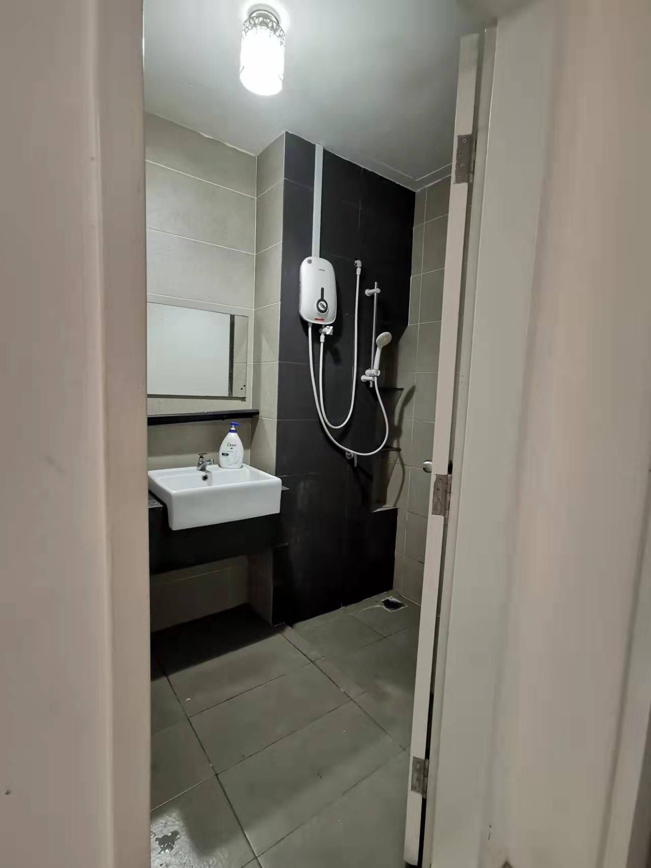 Spacious 3 Bedrooms in You City - Image 5