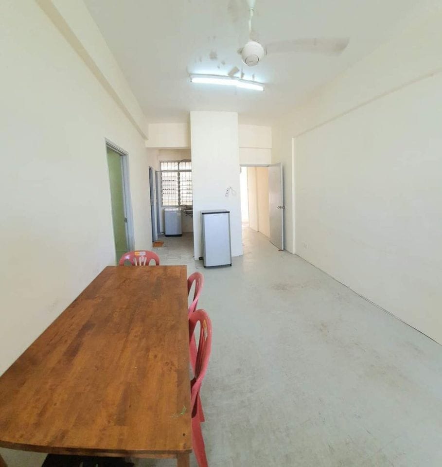 Living room - Large Seaview Room for Rent Near TARUMT Penang - Image 2