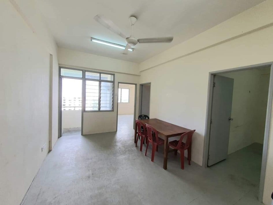 Living room - Large Seaview Room for Rent Near TARUMT Penang - Image 3