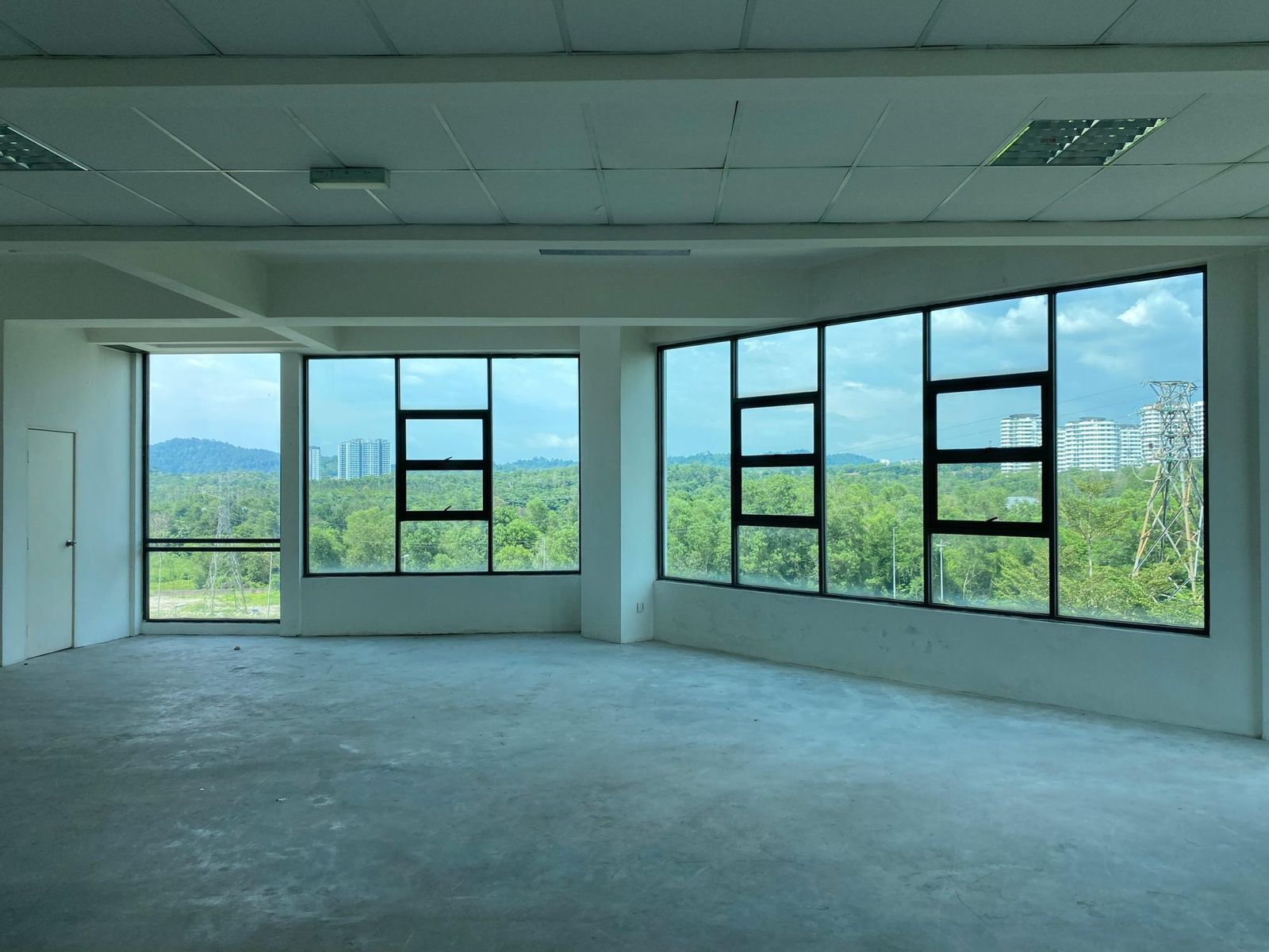 High Visability office facing LDP Highway - Image 6