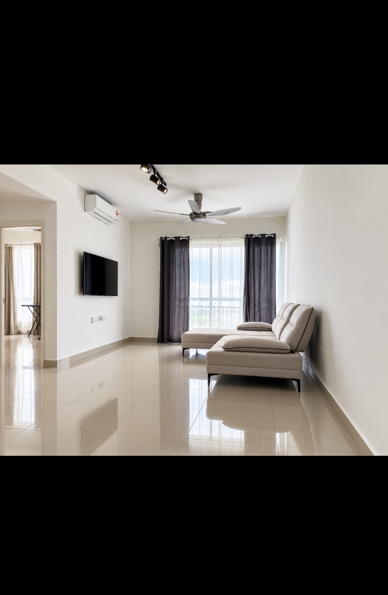 Living room - Condominium In Timur Laut With 1,000 Sq Ft Built-Up - Image 1