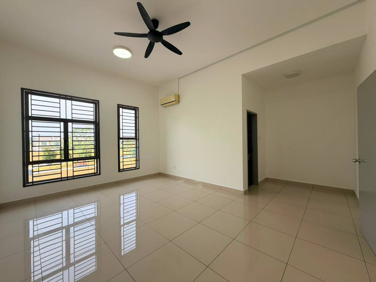 Living room - Taman Mutiara Maju House for Sale | Mutiara Rini Skudai | RM838K - Image 6