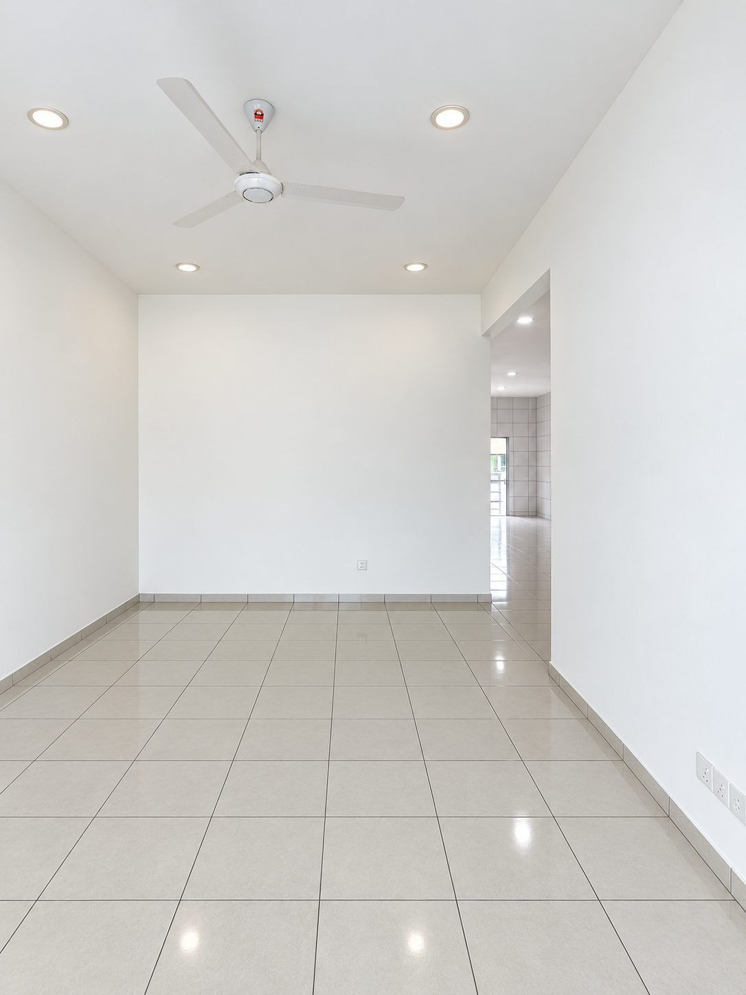 Living room - 4-Bedroom Single Storey Terrace House @ Bandar Putra Kulai | G&G | 24x75 | RM2,200 nego - Image 4