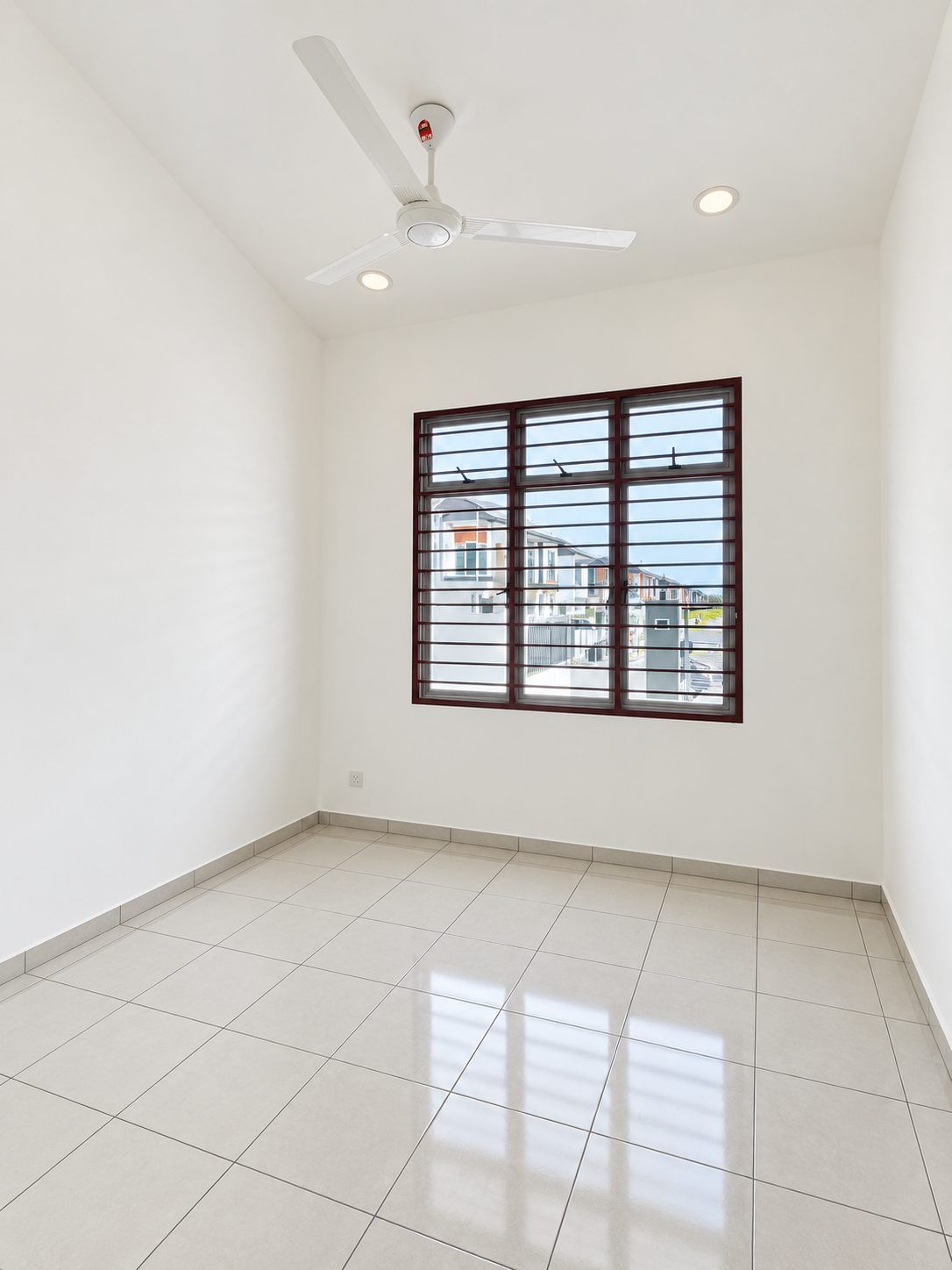 Master bedroom - 4-Bedroom Single Storey Terrace House @ Bandar Putra Kulai | G&G | 24x75 | RM2,200 nego - Image 5