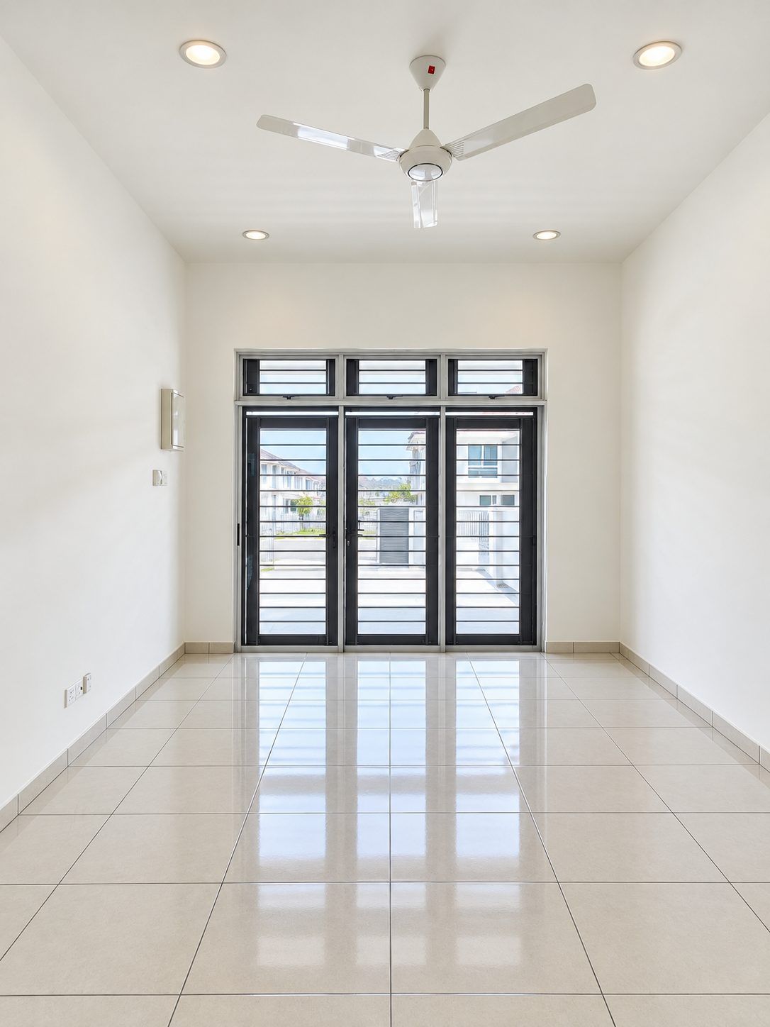Living room - 4-Bedroom Single Storey Terrace House @ Bandar Putra Kulai | G&G | 24x75 | RM2,200 nego - Image 3