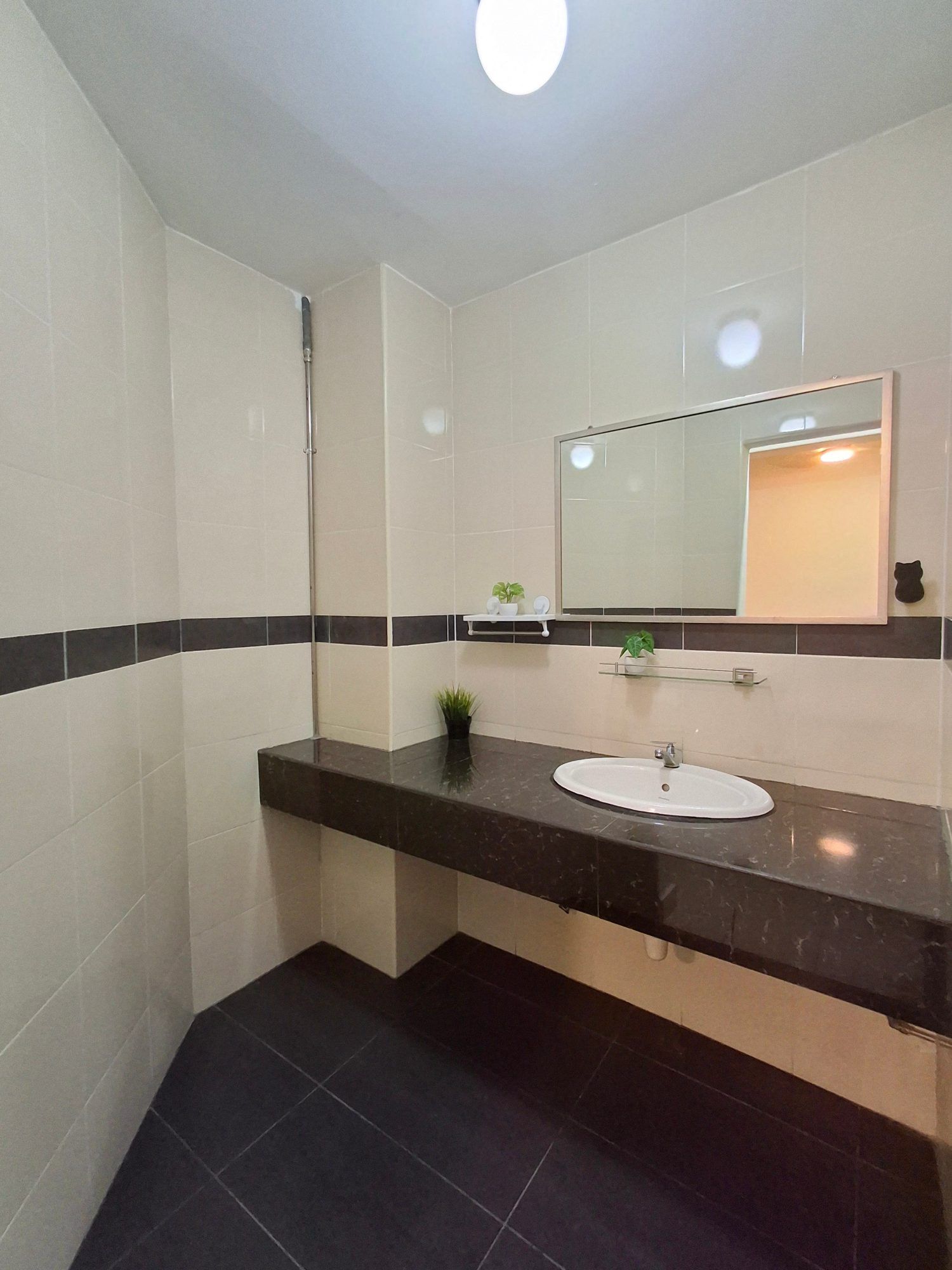 Bathroom - Spacious Fully Furnished Condo in Dutamas - Image 7