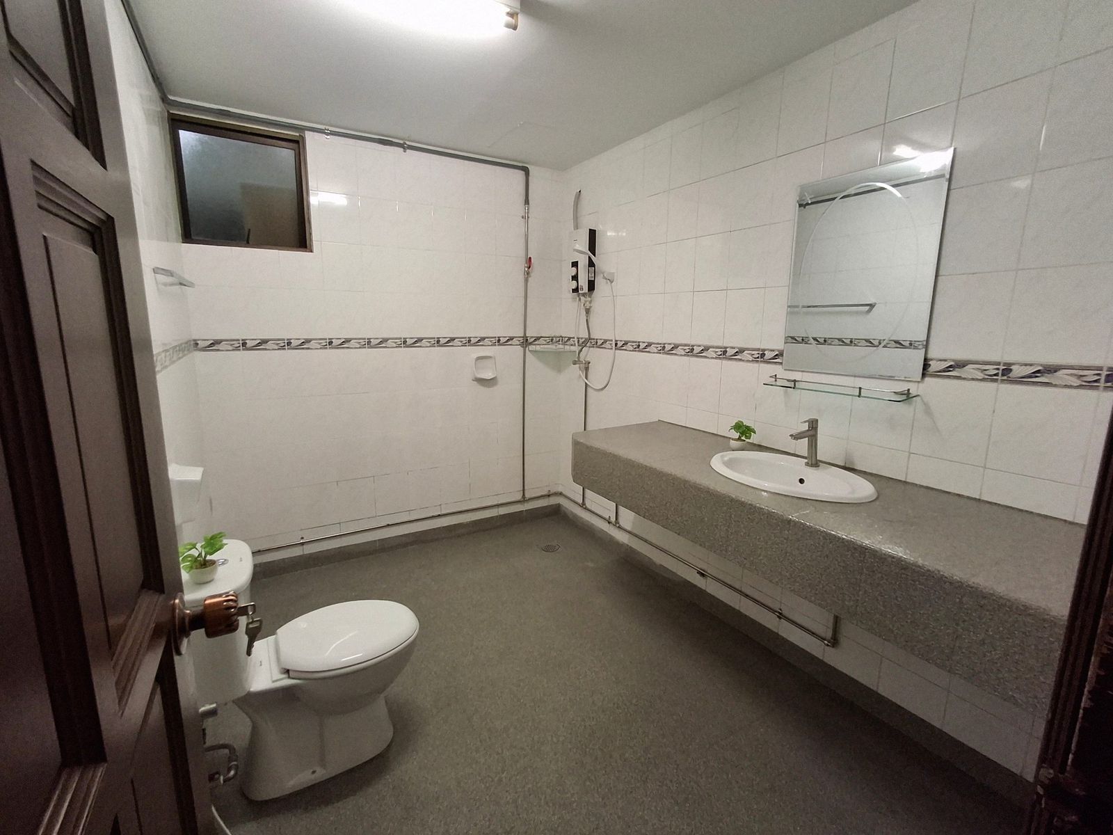 Bathroom - Spacious Fully Furnished Condo in Dutamas - Image 3
