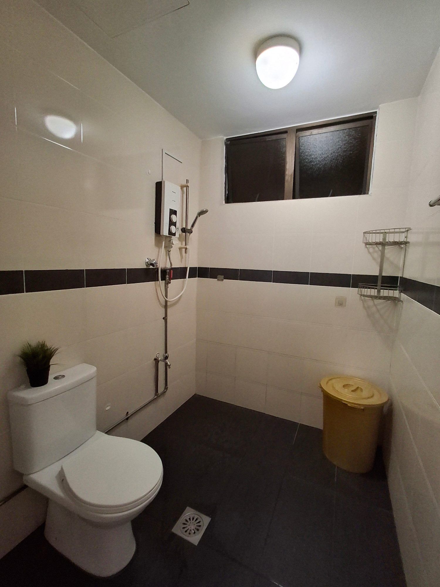 Bathroom - Spacious Fully Furnished Condo in Dutamas - Image 8