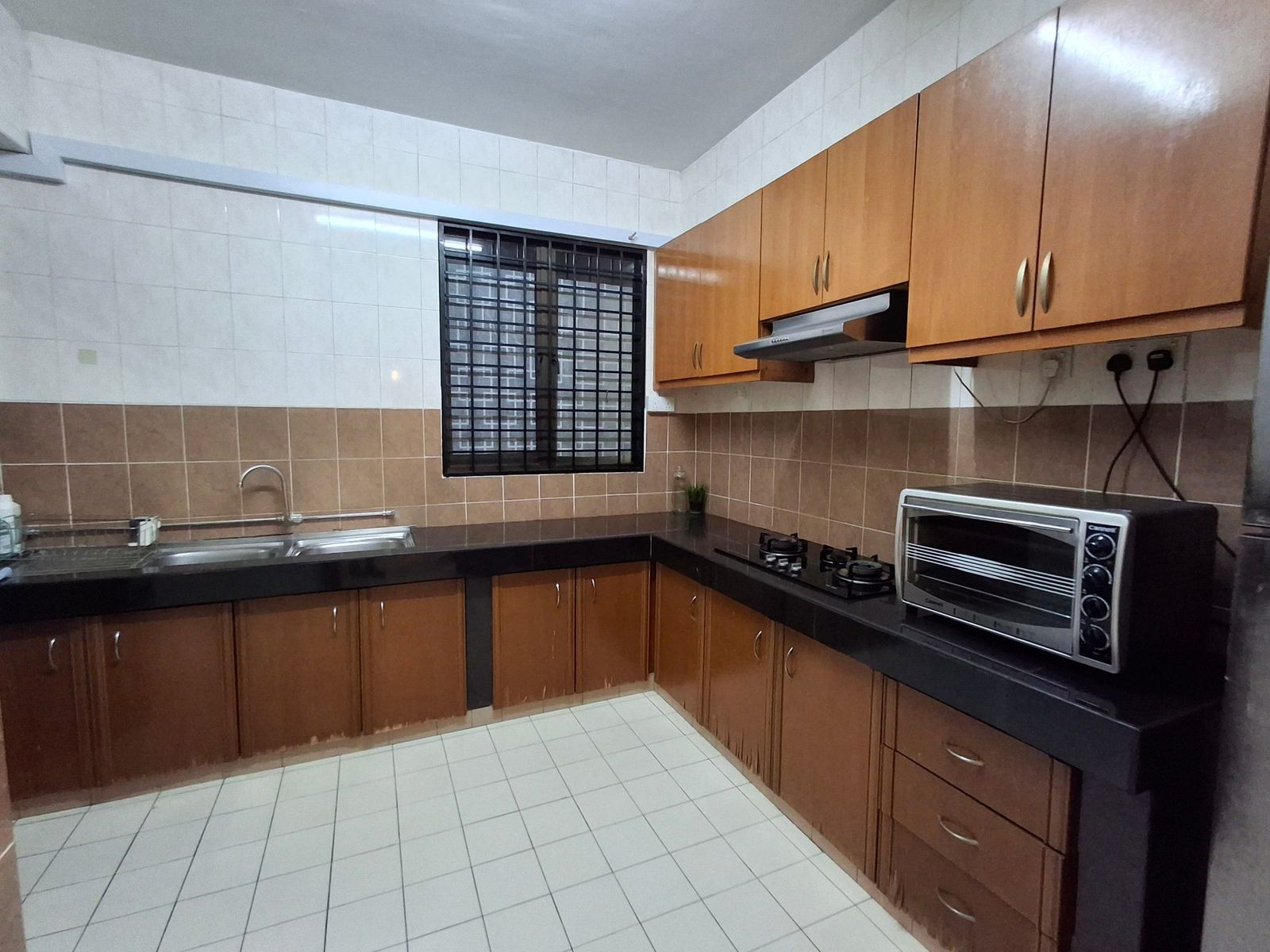 Kitchen - Spacious Fully Furnished Condo in Dutamas - Image 10