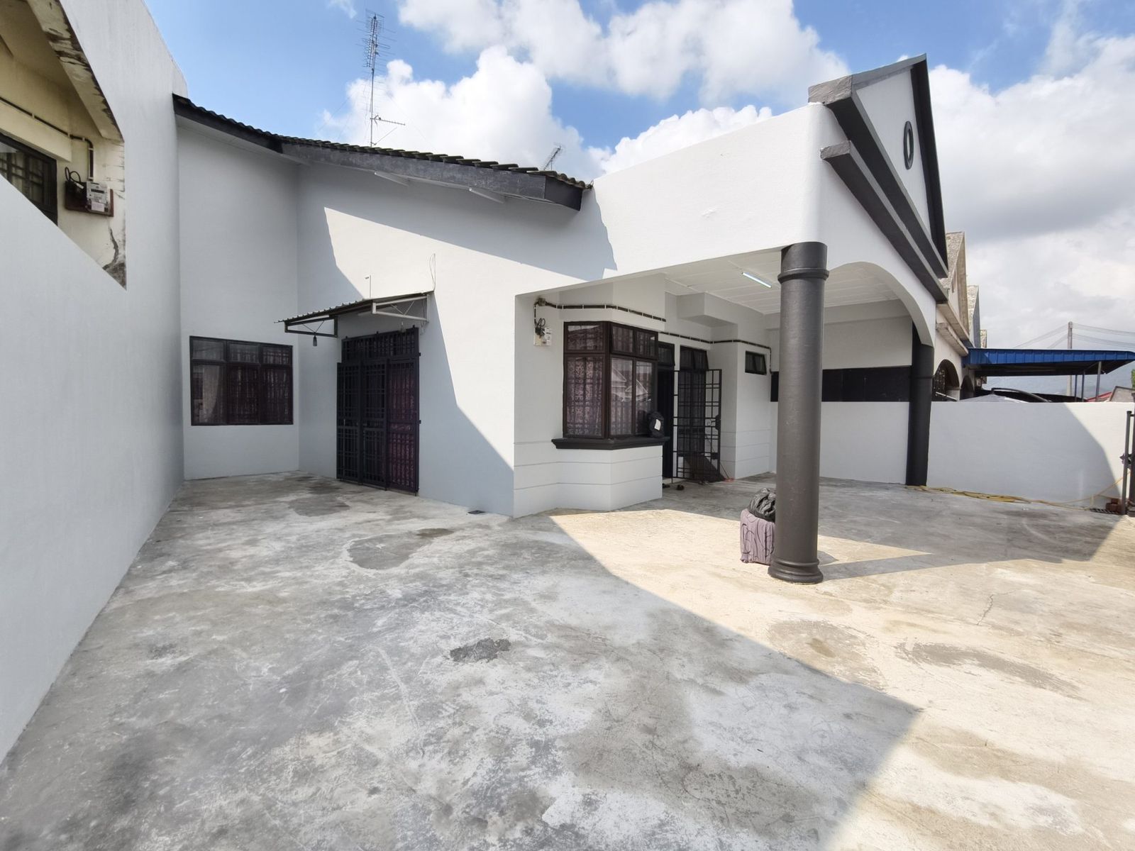 Oversized Land Single Storey House Taman Kulai Utama | 2,465 sqft Land | RM560K - Image 2
