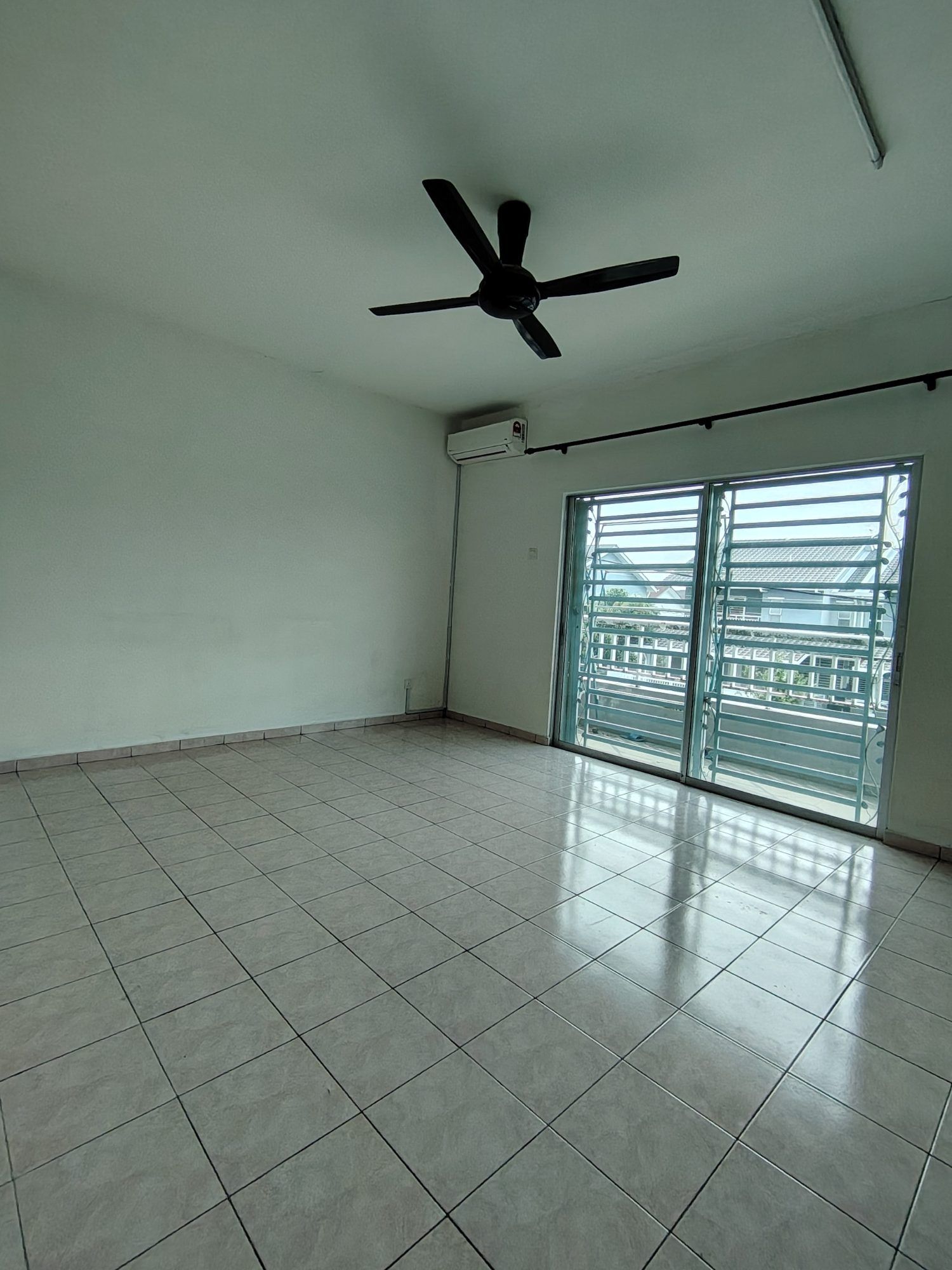 Master bedroom -  TERES 2 TINGKAT DESA SALAK PEKERTI, SEPANG - Image 11