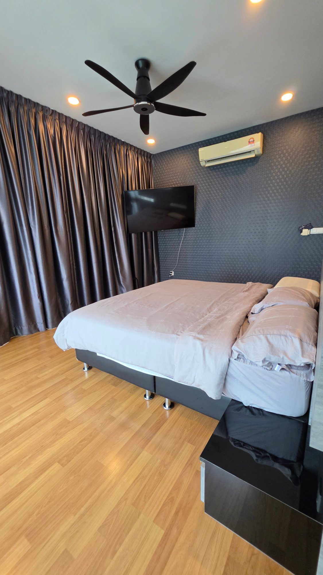 Master bedroom - For Sale or Rent: Fully Renovated 3-Storey End-Lot Terrace with Private Pool, Open Spaces & Extra Land – Denai Alam - Image 2