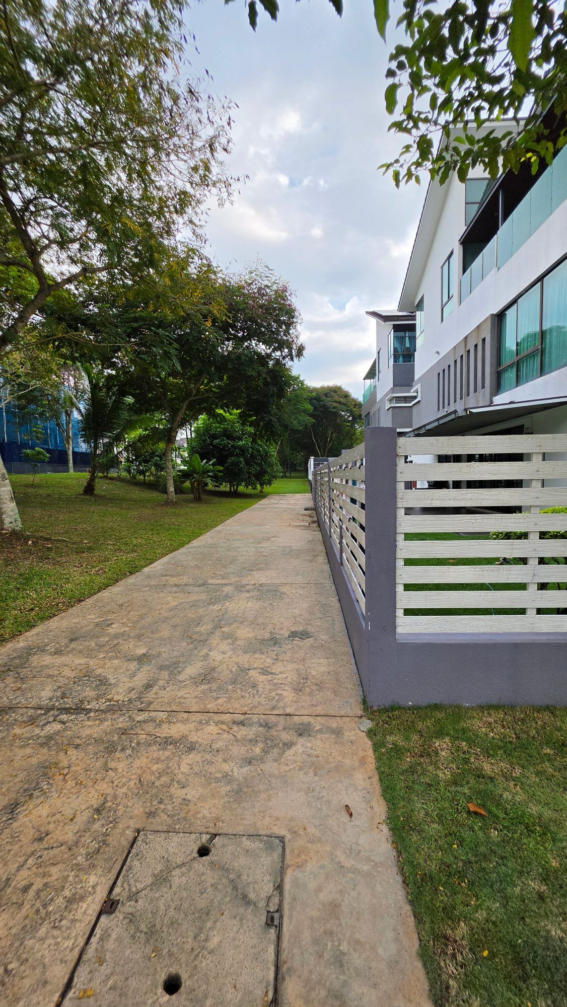 Exterior - For Sale or Rent: Fully Renovated 3-Storey End-Lot Terrace with Private Pool, Open Spaces & Extra Land – Denai Alam - Image 8