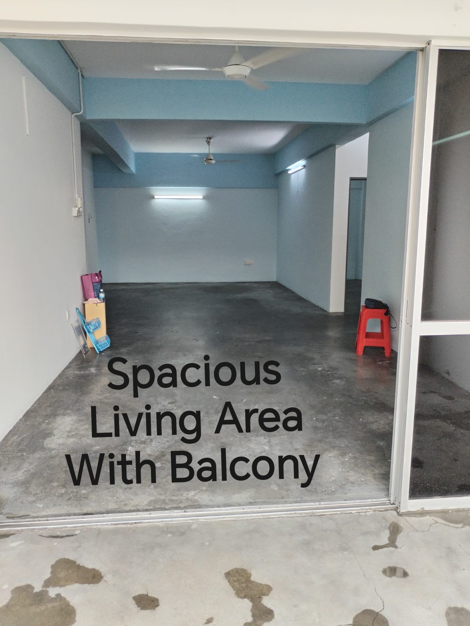 Living room - Spacious Apartment Main Road Frontage - Image 4