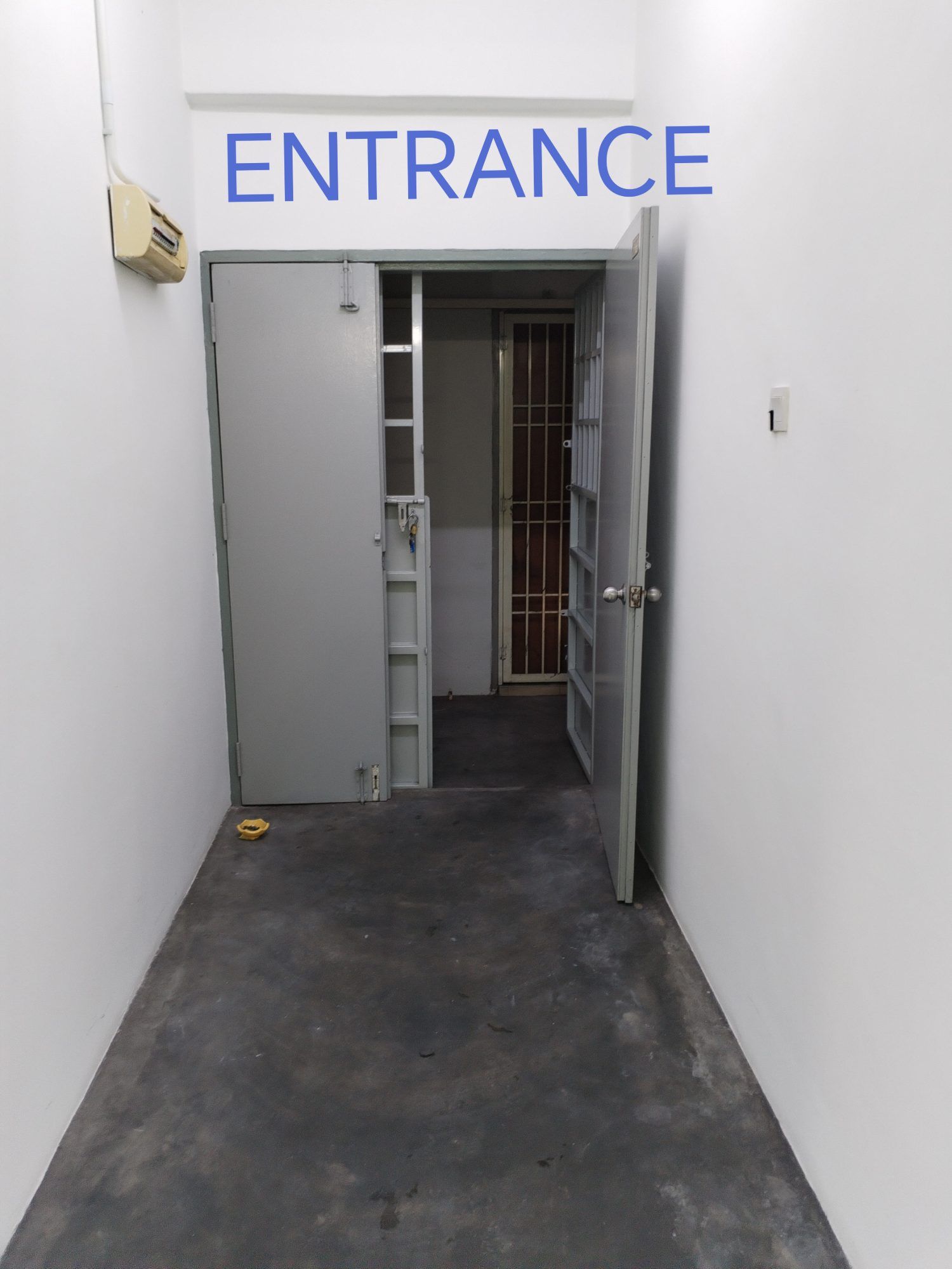 Bedroom - Spacious Apartment Main Road Frontage - Image 7