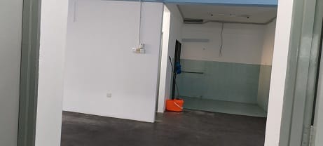 Spacious Apartment Main Road Frontage - Image 11