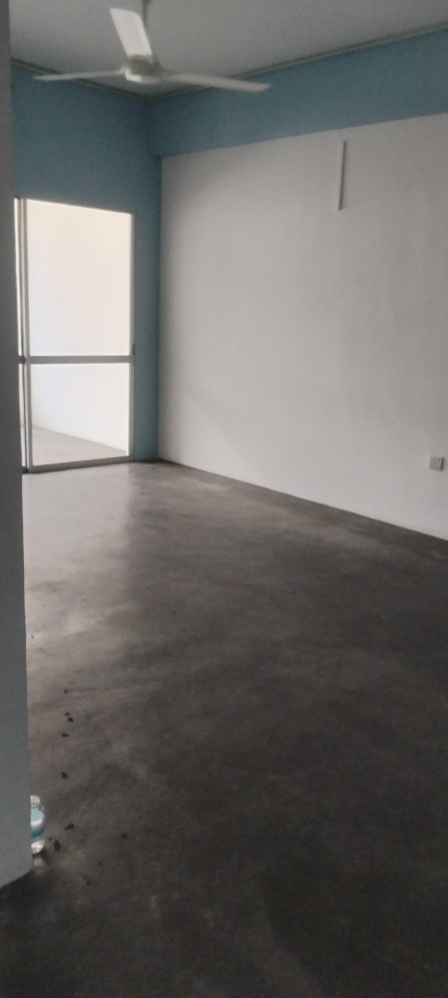 Spacious Apartment Main Road Frontage - Image 13