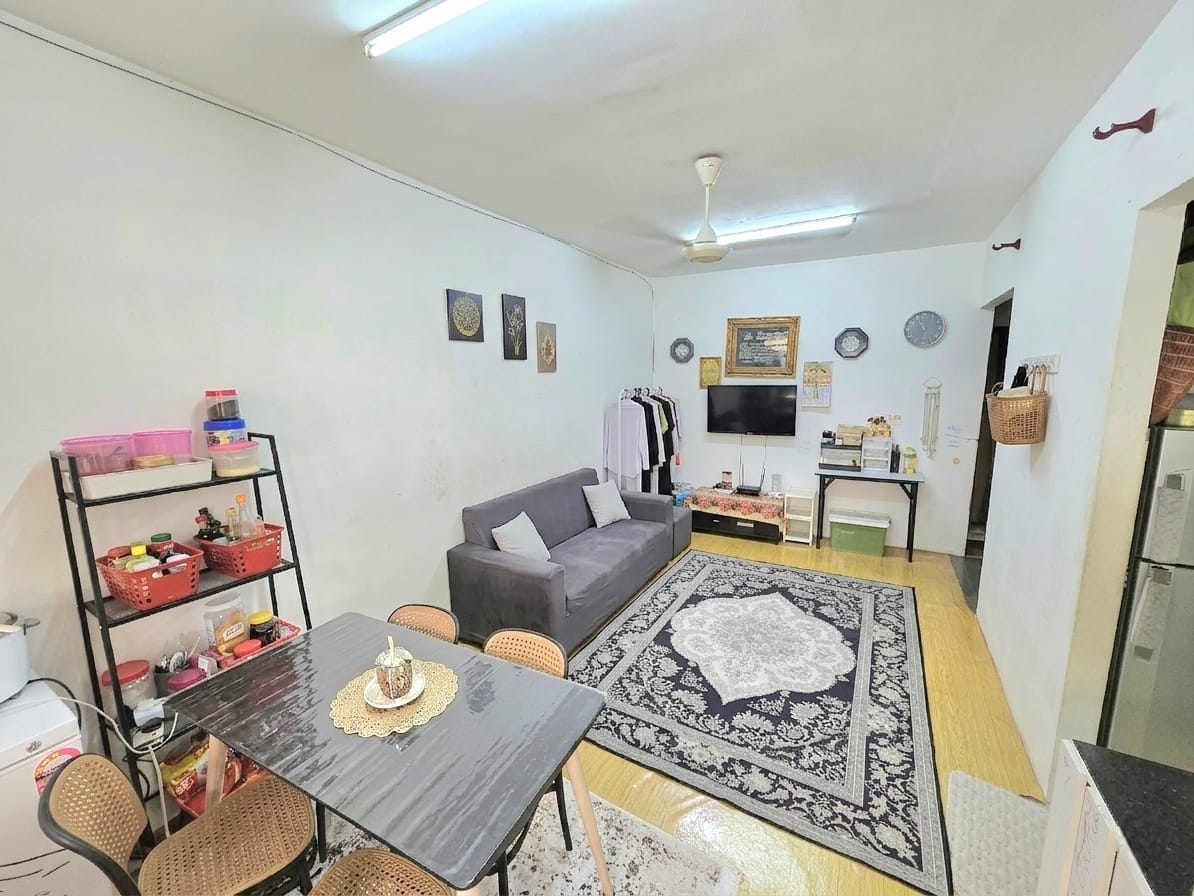 Living room - TAMAN PUCHONG INDAH UNTUK DIJUAL!!️ PANGSAPURI SEROJA RM149K | 3 BILIK | 2 BILIK AIR | HARGA BAWAH RM150K - Image 3