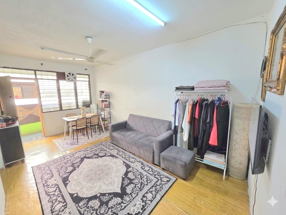 Living room - TAMAN PUCHONG INDAH UNTUK DIJUAL!!️ PANGSAPURI SEROJA RM149K | 3 BILIK | 2 BILIK AIR | HARGA BAWAH RM150K - Image 4