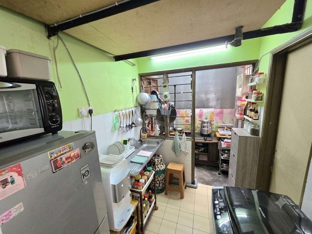 Kitchen - TAMAN PUCHONG INDAH UNTUK DIJUAL!!️ PANGSAPURI SEROJA RM149K | 3 BILIK | 2 BILIK AIR | HARGA BAWAH RM150K - Image 6