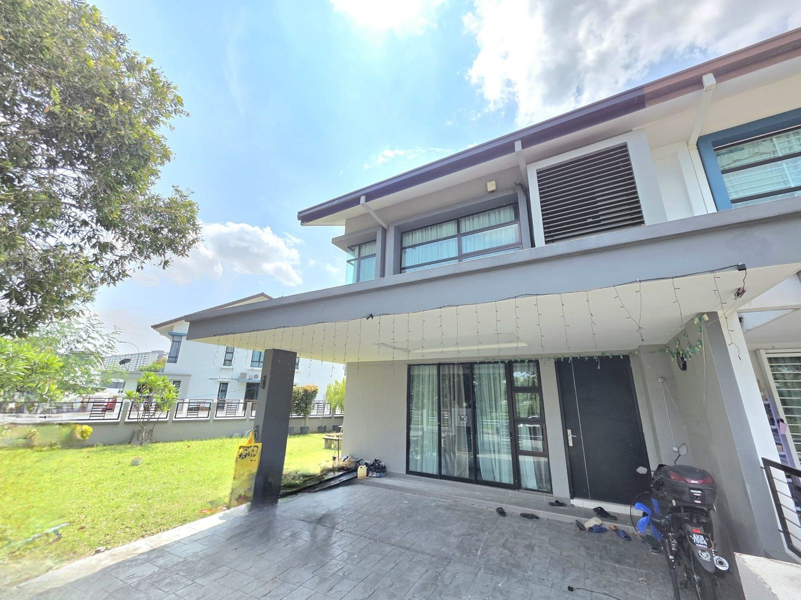 BANDAR BUKIT RAJA | DOUBLE STOREY END LOT| FREEHOLD | 4 BILIK | RM1.3 JUTA NEGO - Image 4