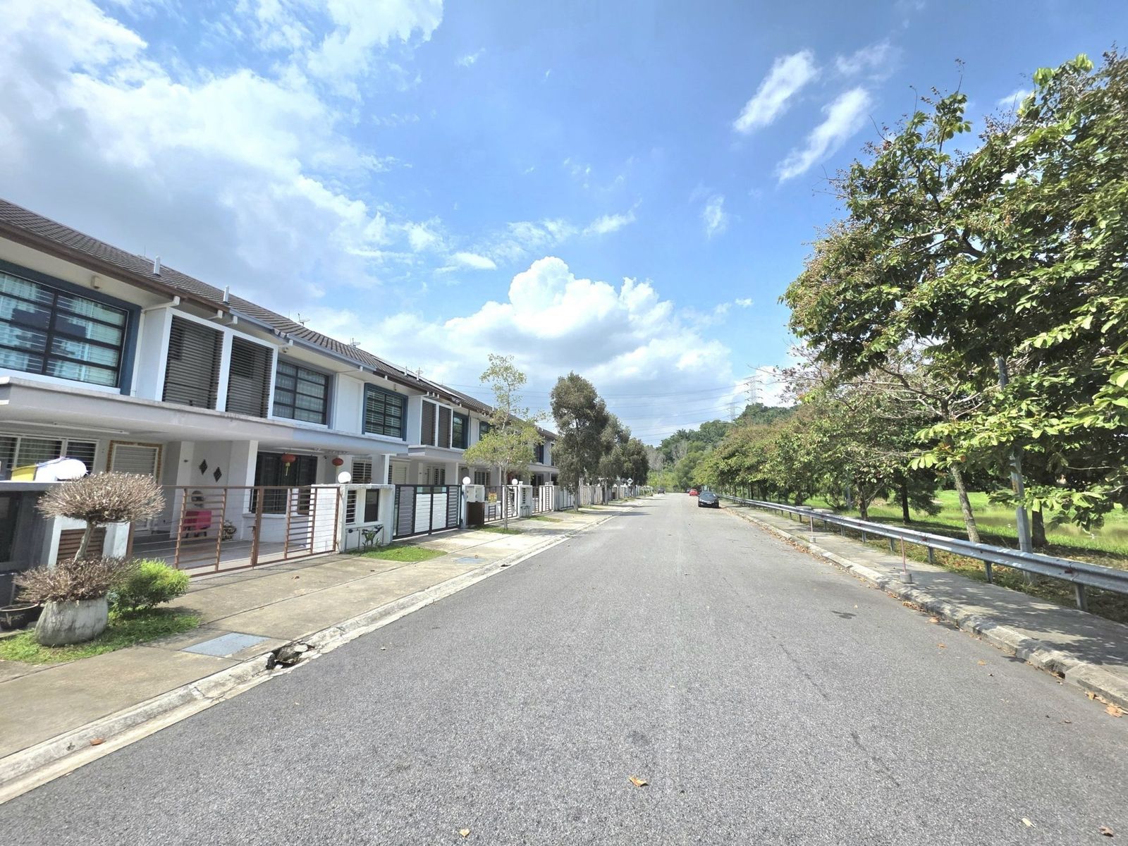 BANDAR BUKIT RAJA | DOUBLE STOREY END LOT| FREEHOLD | 4 BILIK | RM1.3 JUTA NEGO - Image 3