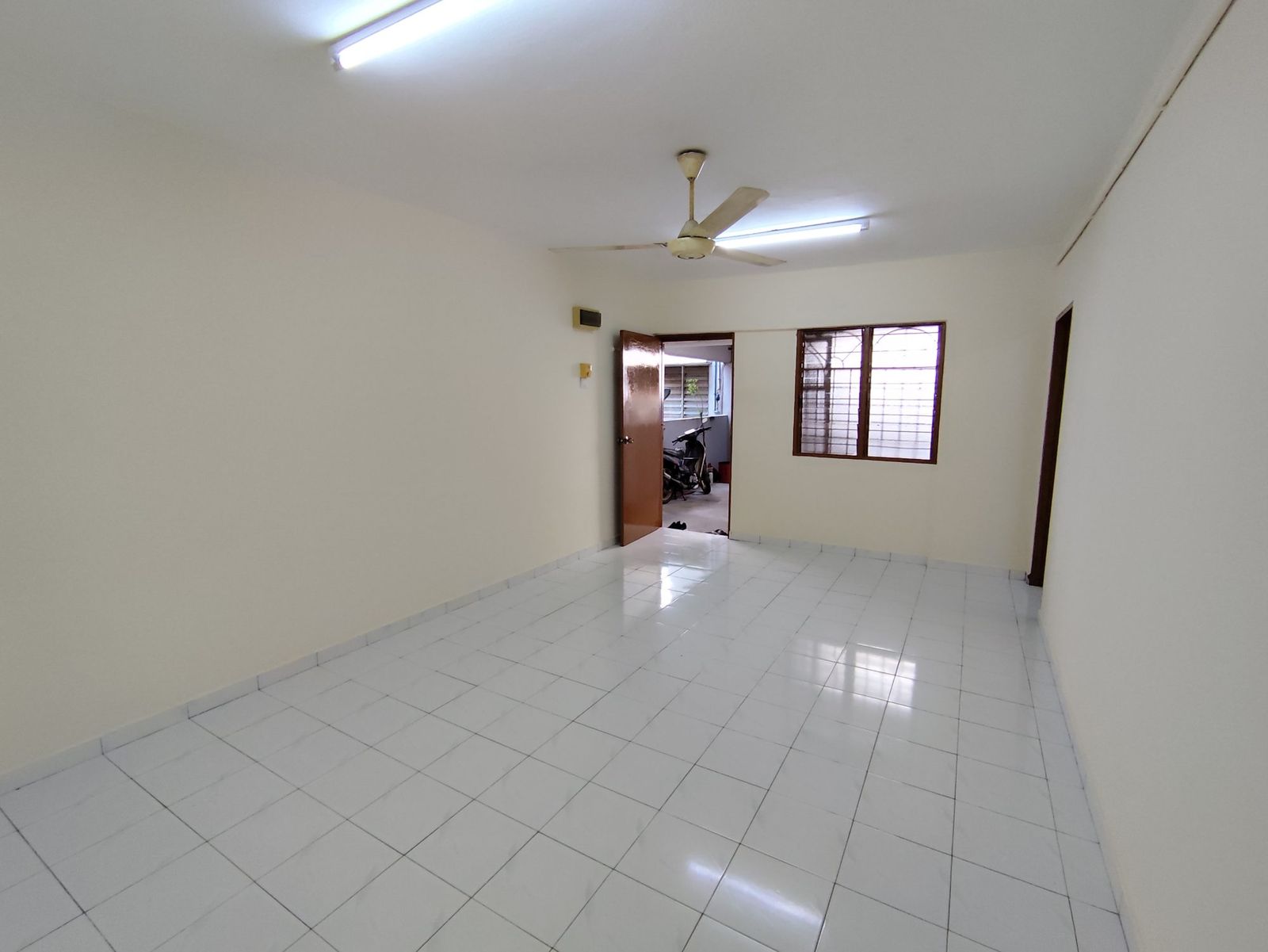Living room - OWNER DIRECT | 3BR 2Bath | 9th Floor | 700 sqft | Taman Petaling Utama | RM179K - Image 9