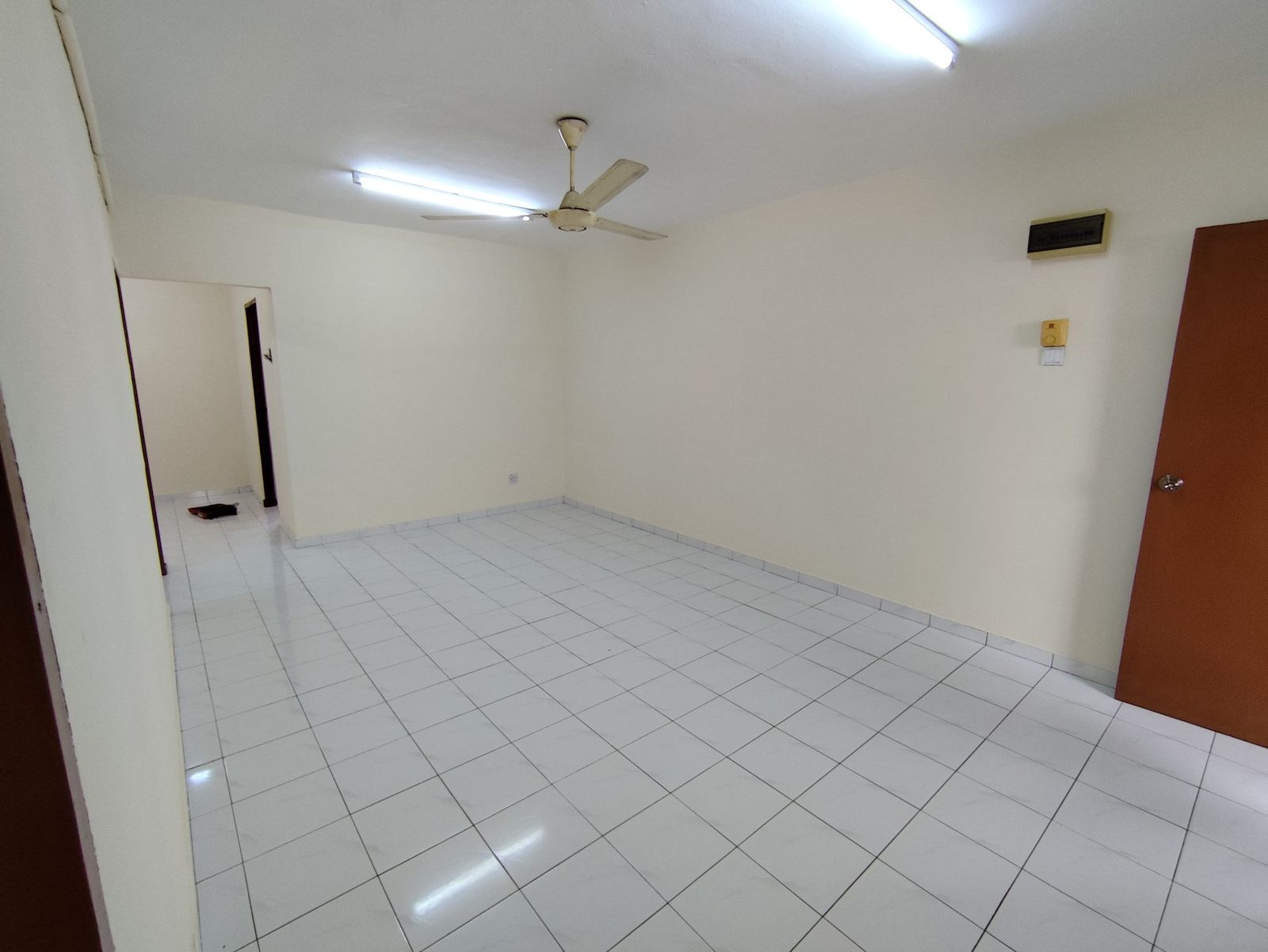 Living room - OWNER DIRECT | 3BR 2Bath | 9th Floor | 700 sqft | Taman Petaling Utama | RM179K - Image 1