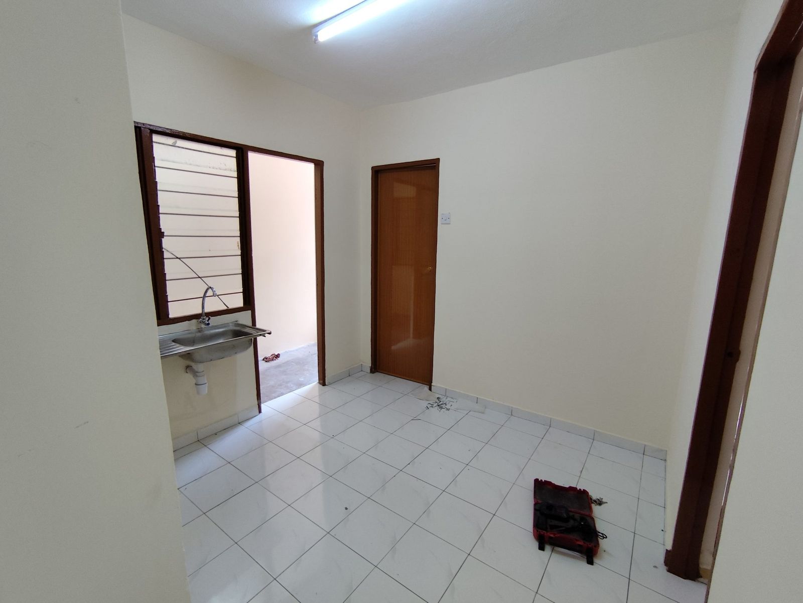 Kitchen - OWNER DIRECT | 3BR 2Bath | 9th Floor | 700 sqft | Taman Petaling Utama | RM179K - Image 4