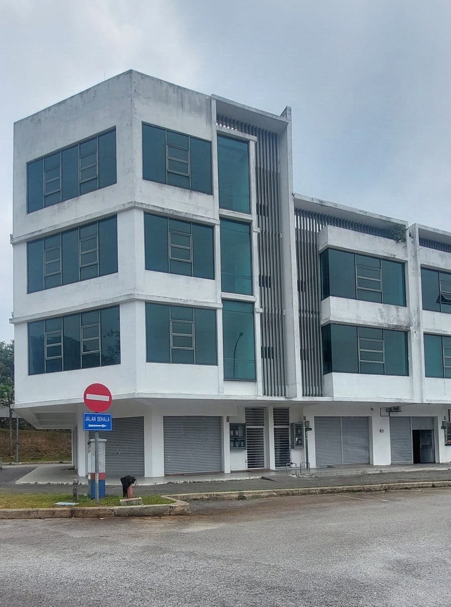 FACING FRONTAL | D'ALPINIA BUSINESS PARK | PRICED TO RENT FAST - Image 1