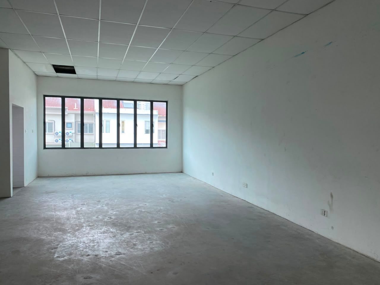 FACING FRONTAL | D'ALPINIA BUSINESS PARK | PRICED TO RENT FAST - Image 4