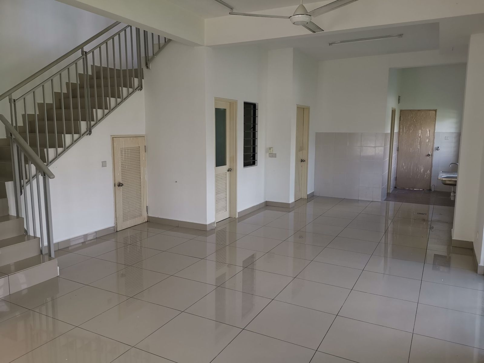 Freehold 2.5 Storey Terrace in Setia Alam, Huge Land 4030sqft, For Sale - Image 3