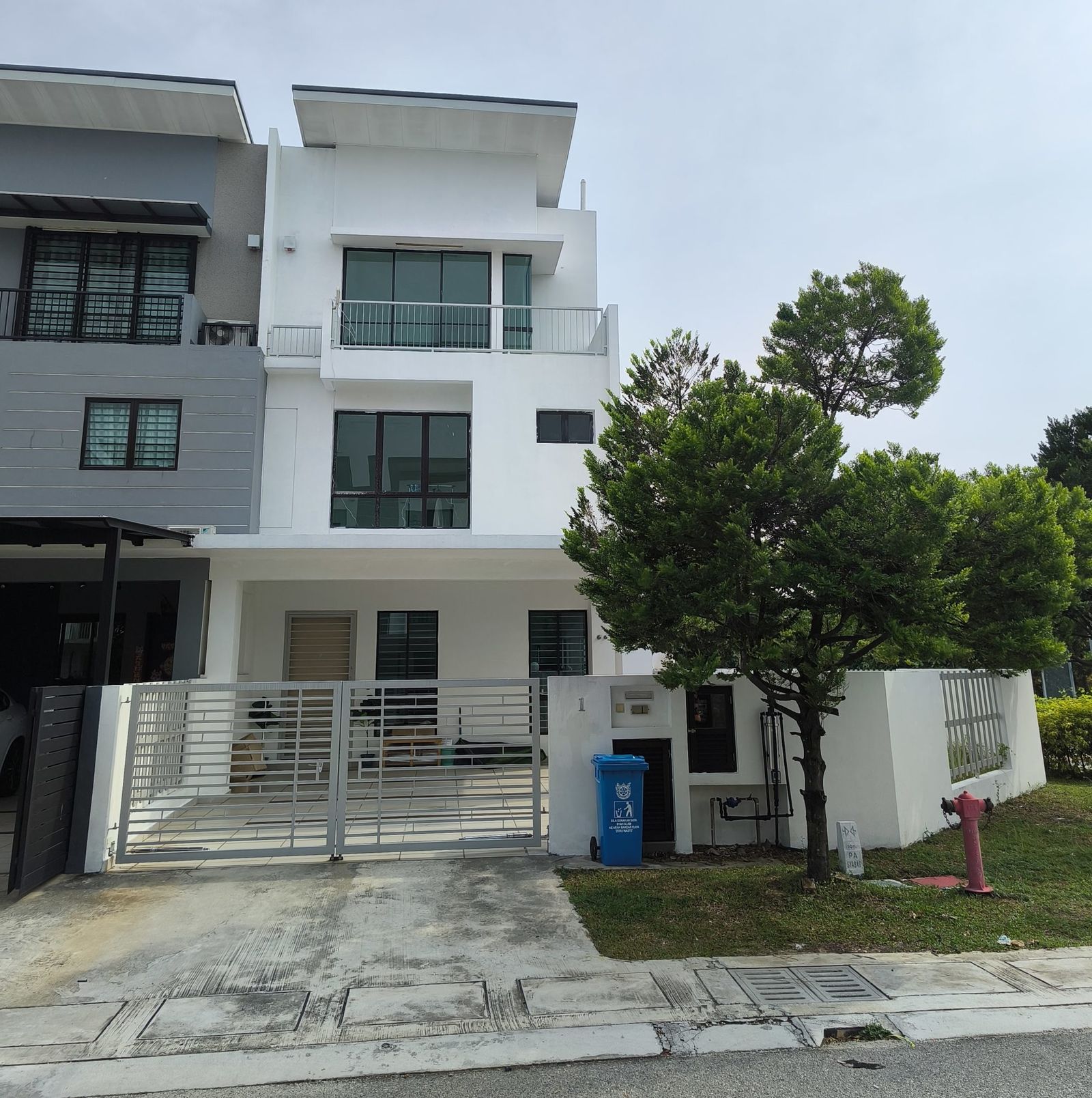Freehold 2.5 Storey Terrace in Setia Alam, Huge Land 4030sqft, For Sale - Image 2