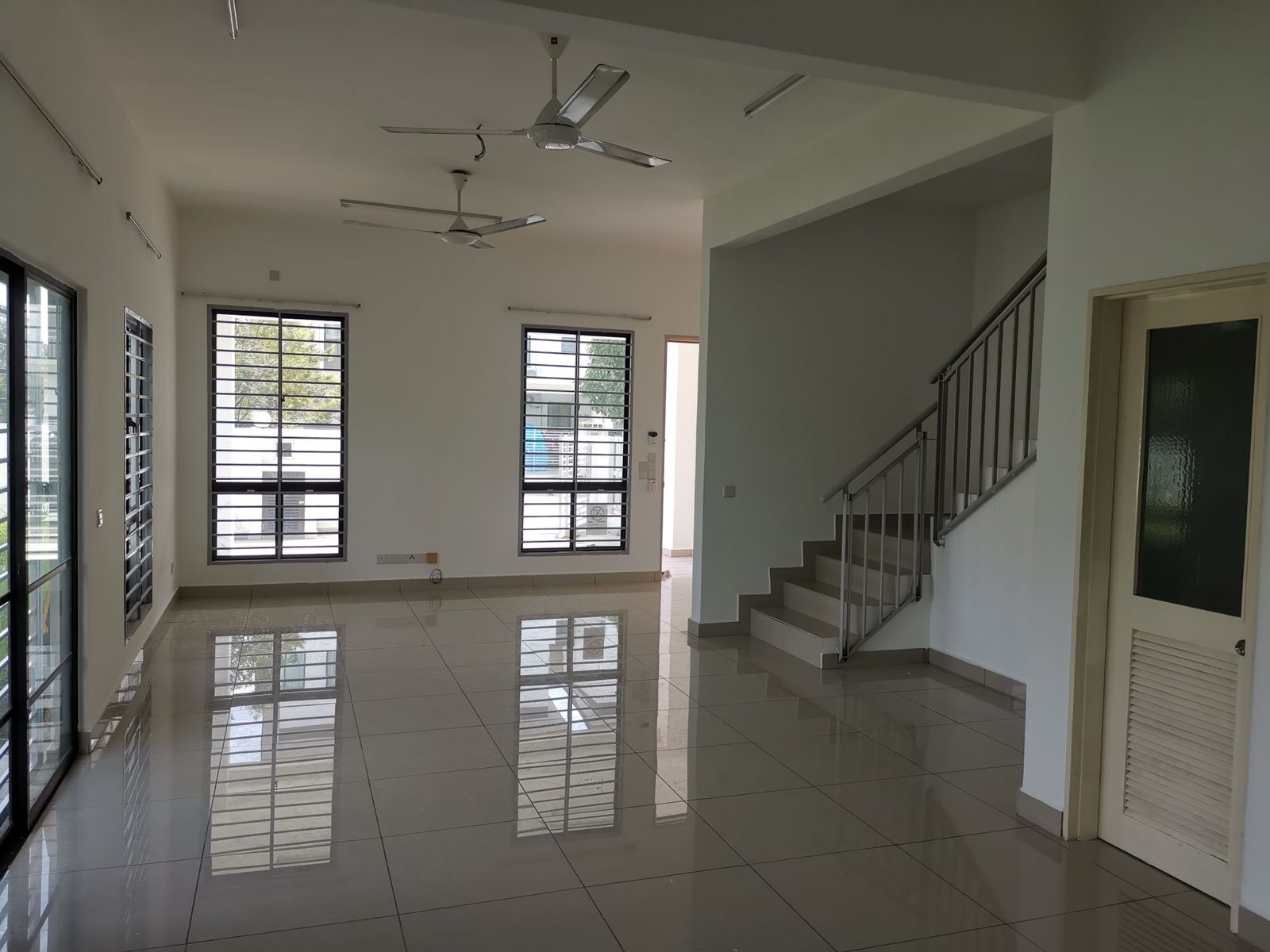 Freehold 2.5 Storey Terrace in Setia Alam, Huge Land 4030sqft, For Sale - Image 5
