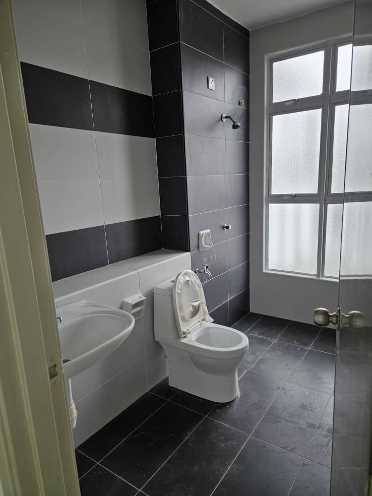 Bathroom - Bandar Putra Kulai Double Storey Terrace for Sale | 22' × 78' | 5R4B | Freehold | RM648K - Image 7