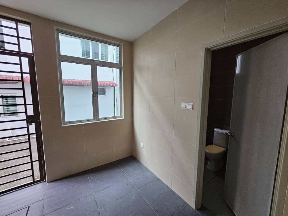 Bandar Putra Kulai Double Storey Terrace for Sale | 22' × 78' | 5R4B | Freehold | RM648K - Image 6