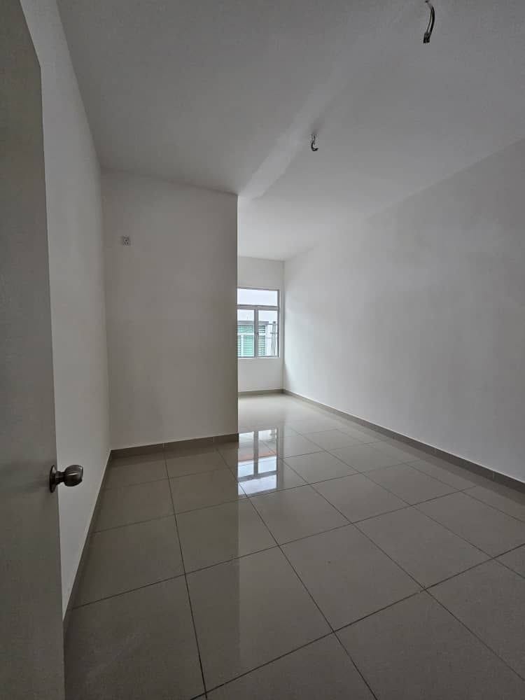Bandar Putra Kulai Double Storey Terrace for Sale | 22' × 78' | 5R4B | Freehold | RM648K - Image 3