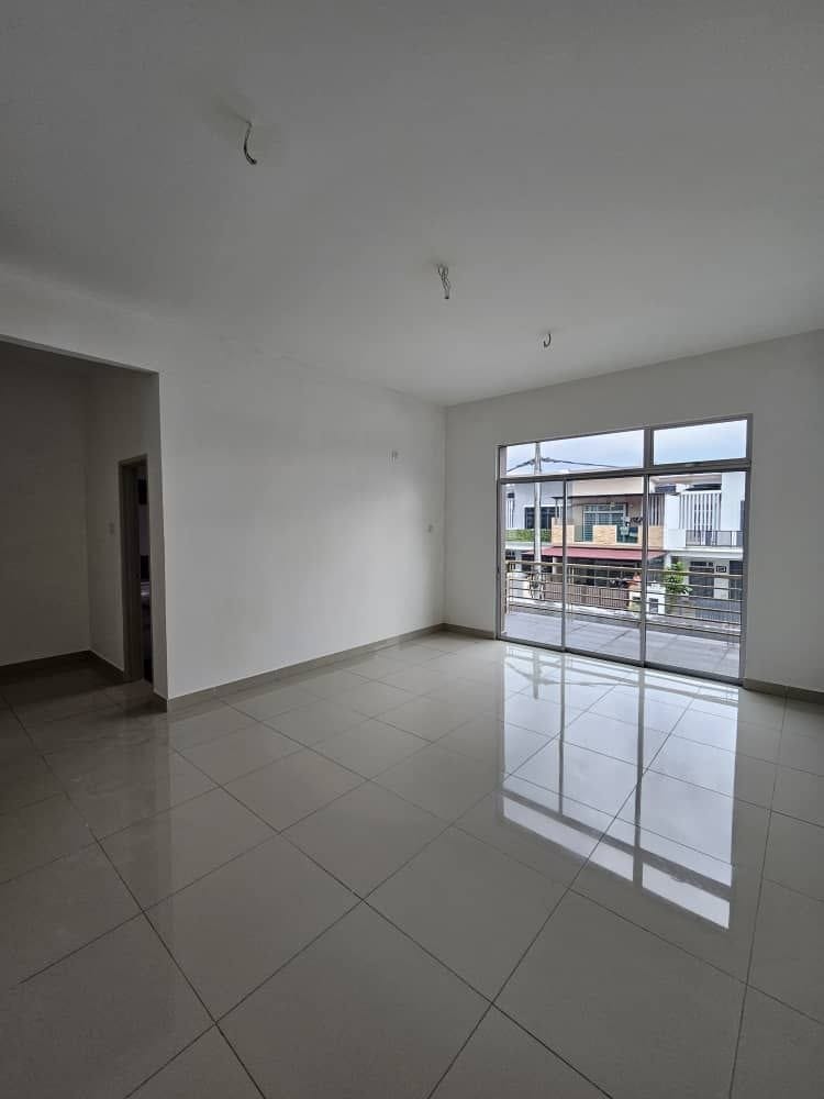 Living room - Bandar Putra Kulai Double Storey Terrace for Sale | 22' × 78' | 5R4B | Freehold | RM648K - Image 4