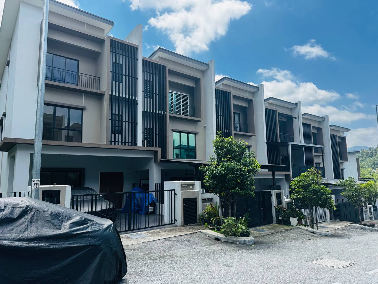 Brand New Corner Unit 3 Storey Terrace Nassim Heights Taman Ukay Bistari Ampang Selangor - Image 1